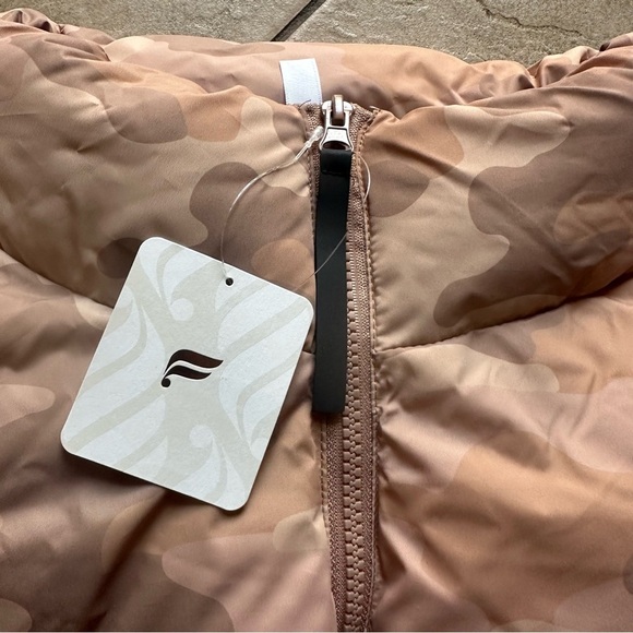 Fabletics Wander Cropped Puffer Jacket Camo Willow Bark  Plus Size 4XL NWT - Picture 11 of 13